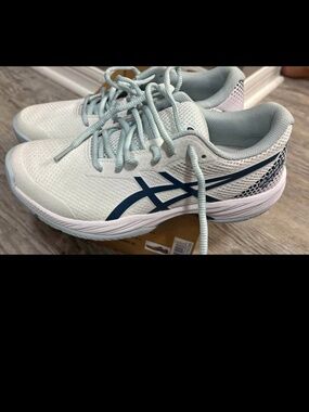 Ladies ASICS’s pickle ball sneakers.   Size 8 and 7.5.   Please add size